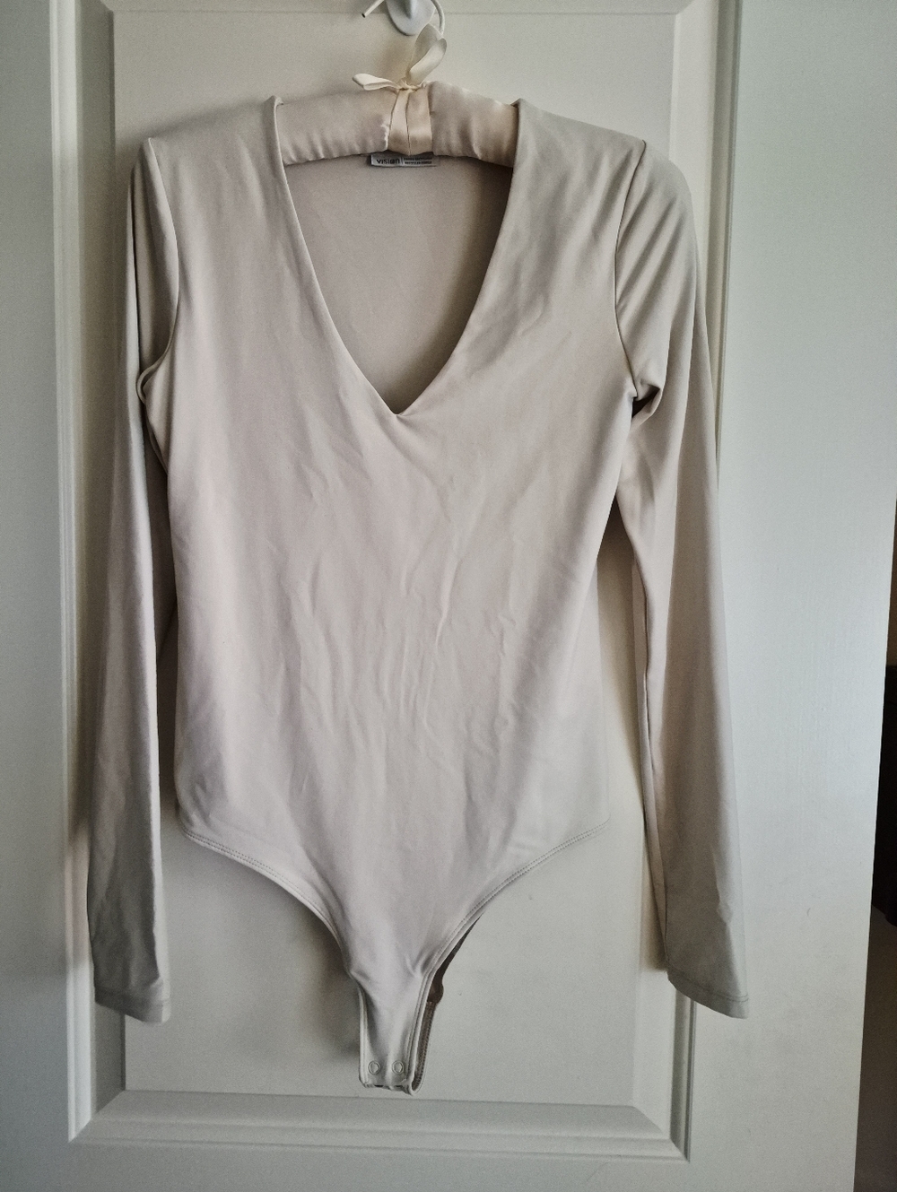 48 V neck Bodysuit cream | Contemporaine